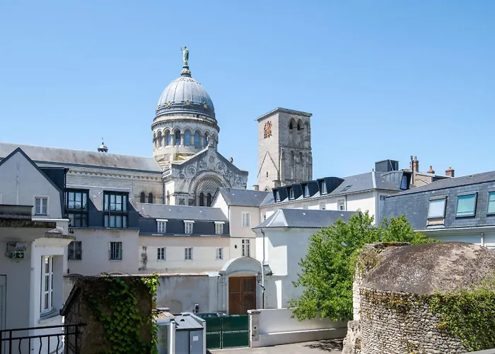 La Cour D\'Ecole A Tours